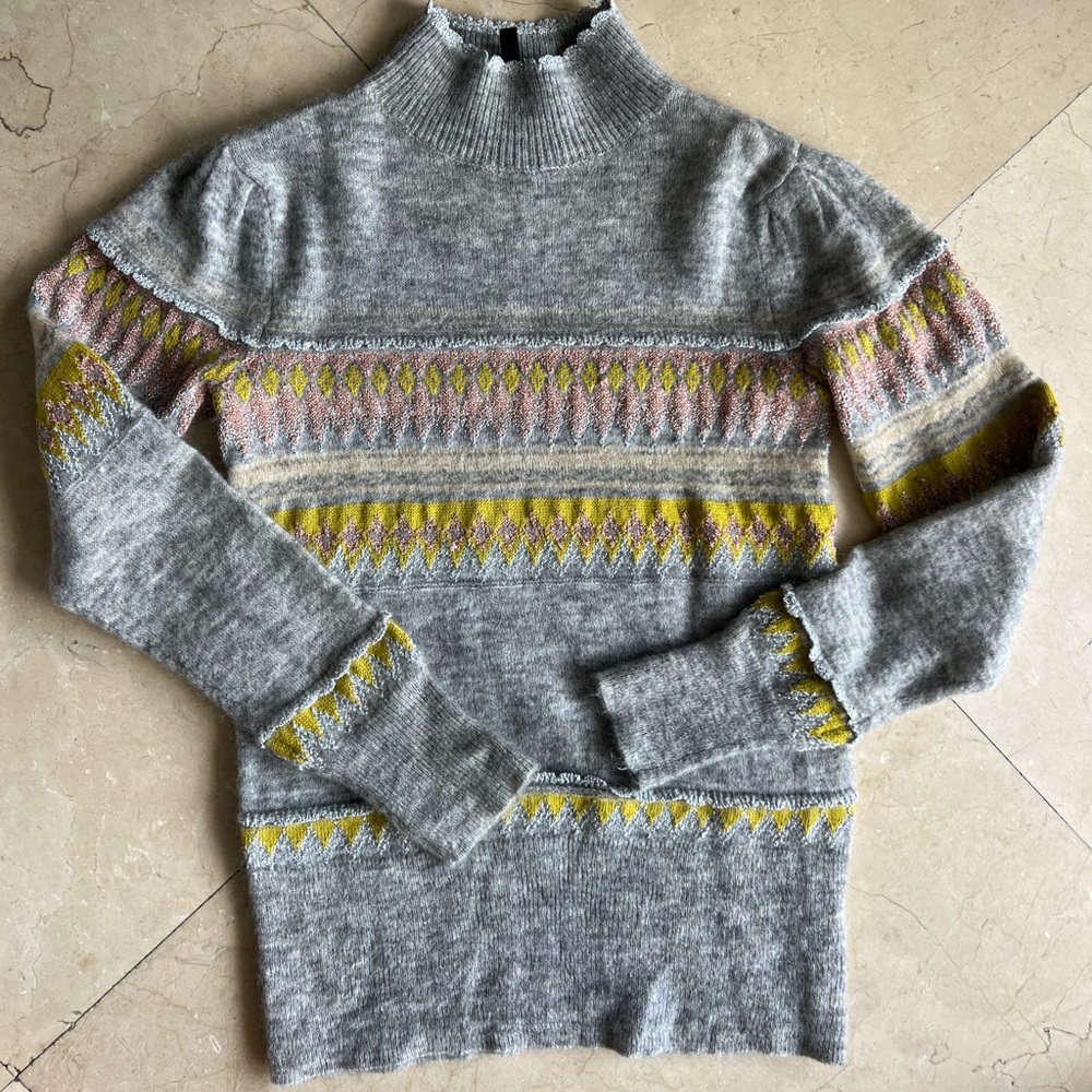 Beautiful long sleeve turtle neck sweater.